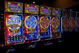 Jilivoe Live Casino Studio — Professional Dealer များ Real-Time Baccarat ကစားနေသောပုံ